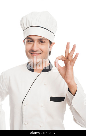 Porträt eines männlichen Chef ok Anzeichen und lächelnd Stockfoto