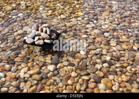 Kieselsteine in einem künstlichen Teich, Jaisalmer, Rajasthan, Indien Stockfoto