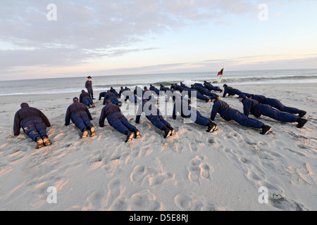 US Küstenwache-Rekruten im Training Center Cape May schieben USV am Strand während Bootcamp 26. März 2013, Cape May, New Jersey. Stockfoto