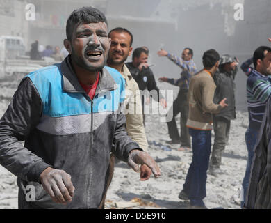 Aleppo, Syrien. 30. März 2013. Nach einem Raketenangriff in Aleppo ist das Gesicht eines Mannes mit Staub bedeckt.  Foto: Thomas Rassloff/Alamy Live-Nachrichten Stockfoto