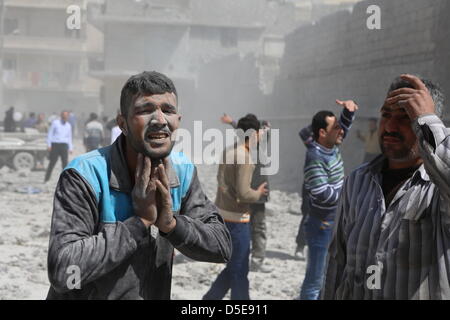 Aleppo, Syrien. 30. März 2013. Nach einem Raketenangriff im Quartal Ansari in Aleppo ist das Gesicht eines Mannes mit Staub bedeckt.  Foto: Thomas Rassloff/Alamy Live-Nachrichten Stockfoto