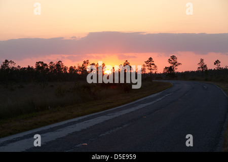 Sonnenuntergang auf der Horizon-Straße Stockfoto