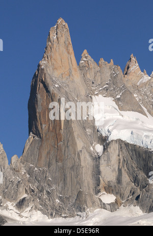 Der Gipfel Cerro Poincenot rom Süd-Ost. Der Grat führt zu Mount Fitzroy läuft auf der rechten Seite. Stockfoto