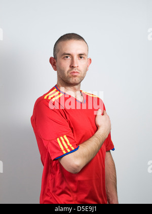 Spitzen Fächer weiß mit der Hand auf seine Brust und Blick in die Kamera Stockfoto