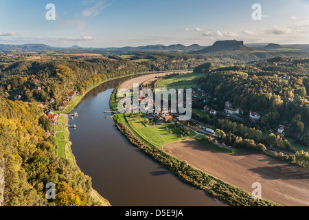 Blick auf Rathen und die Elbe. Im Hintergrund ist die Tabelle Berg Lilienstein. Sächsische Schweiz, Sachsen, Deutschland Stockfoto