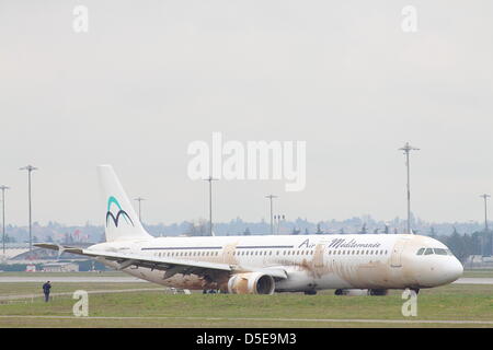 Air Mediterranee Airbus A 321 aus Start-und Landebahn Ausflug Flughafen Lyon Saint-Exupéry (Frankreich) am 29. März 2013. Stockfoto