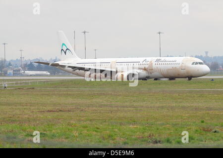 Air Mediterranee Airbus A 321 aus Start-und Landebahn Ausflug Flughafen Lyon Saint-Exupéry (Frankreich) am 29. März 2013. Stockfoto