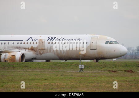 Air Mediterranee Airbus A 321 aus Start-und Landebahn Ausflug Flughafen Lyon Saint-Exupéry (Frankreich) am 29. März 2013. Stockfoto