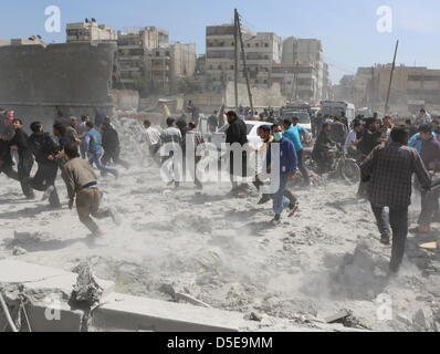 Aleppo, Syrien. 30. März 2013. Menschen flüchten bei einem Raketenangriff im Quartal Ansari in Aleppo.  Foto: Thomas Rassloff/Alamy Live-Nachrichten Stockfoto