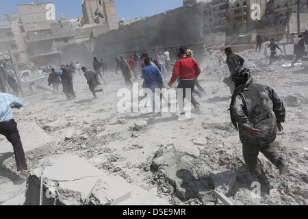 Aleppo, Syrien. 30. März 2013. Menschen flüchten bei einem Raketenangriff im Quartal Ansari in Aleppo.  Foto: Thomas Rassloff/Alamy Live-Nachrichten Stockfoto