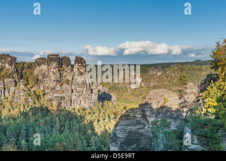 Gans-Felsen (Gansfelsen). Vorne ist der mittelalterlichen Felsenburg Neurathen, Gemeinde Lohmen, in der Nähe von Dresden, Sachsen, Deutschland Stockfoto