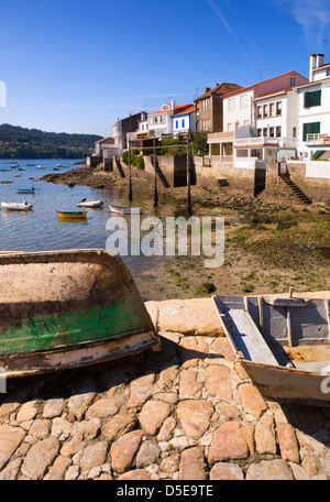 Holzboote in einem Fischerdorf. Das Dorf heißt "Redes" und befindet sich in Galicien, Spanien. Stockfoto