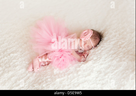 Neugeborenes Babymädchen trägt eine Ballerina Tutu Stockfoto