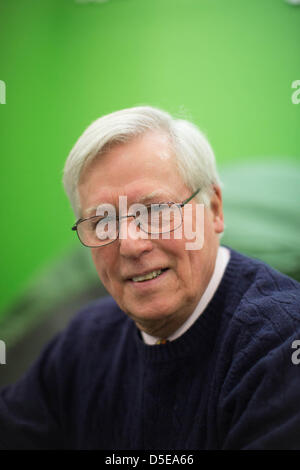 Stamford, Lincolnshire, UK. 30. März 2013. TV-Moderator John Craven signiert sein Buch auf der Mole Dorfladen in Stamford, Lincolnshire.  Bildnachweis: Tim Scrivener/Alamy Live-Nachrichten Stockfoto