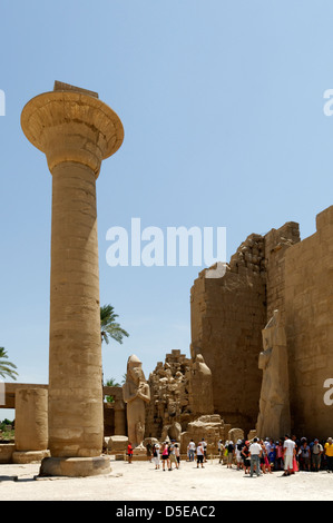 Luxor. Ägypten. Blick vom ersten Hof in Richtung der zweiten Pylon, von Kolosse von Ramses II flankiert wird. Stockfoto