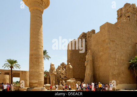 Luxor. Ägypten. Blick vom ersten Hof in Richtung der zweiten Pylon, von Kolosse von Ramses II flankiert wird. Stockfoto