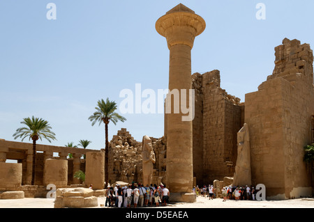 Luxor. Ägypten. Blick vom ersten Hof in Richtung der zweiten Pylon, von Kolosse von Ramses II flankiert wird. Stockfoto