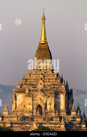 Dawn und Mondaufgang über dem Gawdawpalin Tempel, Bagan Myanmar Stockfoto