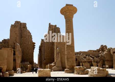 Luxor. Ägypten. Blick vom ersten Hof in Richtung der zweiten Pylon, von Kolosse von Ramses II flankiert ist Stockfoto