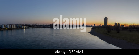 Kölner Stadt Rhein Fluss Abend panorma Stockfoto