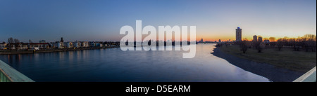 Kölner Stadt Rhein Fluss Abend panorma Stockfoto