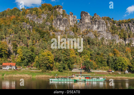 Blick vom Kurort Rathen, in der Nähe von Dresden, an der Felsformation Bastei (Bastei), Sächsische Schweiz, Sachsen, Deutschland, Europa Stockfoto