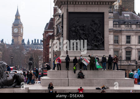 London UK. 30. März 2013. Im Gegensatz zu den Staatssteuern Schlafzimmer versammeln sich am Trafalgar Square zum protest gegen die Politik. Die Mehrheit der Proteste wurden von Labour links Think Tank mit anderen unter Einbeziehung der SNP, Grüns und SWP zusammen mit verschiedenen Handel Räte und Gewerkschaften organisiert. Die Aktion kommt ab April 2013, die Regierung ist Einführung neuer Regeln um die Höhe des Vorteils zu beschränken, dass Leute für jedes Schlafzimmer behaupten können, wenn sie ihr Haus mieten. Der Betrag, den sie beanspruchen können richtet sich nach der Anzahl der Personen im Haushalt. Bildnachweis: Martyn Wheatley/Alamy Stockfoto