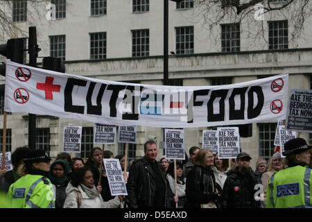 London UK. 30. März 2013. Im Gegensatz zu den Staatssteuern Schlafzimmer versammeln sich am Trafalgar Square zum protest gegen die Politik. Die Mehrheit der Proteste wurden von Labour links Think Tank mit anderen unter Einbeziehung der SNP, Grüns und SWP zusammen mit verschiedenen Handel Räte und Gewerkschaften organisiert. Die Aktion kommt ab April 2013, die Regierung ist Einführung neuer Regeln um die Höhe des Vorteils zu beschränken, dass Leute für jedes Schlafzimmer behaupten können, wenn sie ihr Haus mieten. Der Betrag, den sie beanspruchen können richtet sich nach der Anzahl der Personen im Haushalt. Bildnachweis: Martyn Wheatley/Alamy Stockfoto