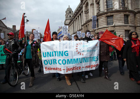 London, UK. Samstag, 30. März 2013. Ein Marsch fand vom Trafalgar Square zur gegenüberliegenden Downing Street aus Protest gegen die vorgeschlagene Schlafzimmer Steuer statt. Bildnachweis: Nelson Pereira /Alamy Live-Nachrichten Stockfoto