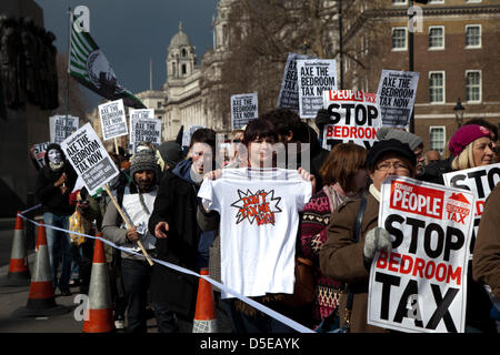 London, UK. Samstag, 30. März 2013. Ein Marsch fand vom Trafalgar Square zur gegenüberliegenden Downing Street aus Protest gegen die vorgeschlagene Schlafzimmer Steuer statt. Bildnachweis: Nelson Pereira /Alamy Live-Nachrichten Stockfoto