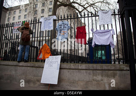 London, UK. Samstag, 30. März 2013. Ein Marsch fand vom Trafalgar Square zur gegenüberliegenden Downing Street aus Protest gegen die vorgeschlagene Schlafzimmer Steuer statt. Bildnachweis: Nelson Pereira /Alamy Live-Nachrichten Stockfoto