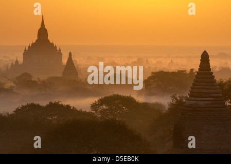 Sonnenaufgang über die Pagoden von Bagan, Myanmar Stockfoto