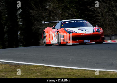 Cheshire, England, Vereinigtes Königreich. 30. März 2013. Mtech Ferrari 458 Italia GT3 von Derek JOHNSTON / Julian DRAPER in Aktion während des freien Trainings 2 am Eröffnungstag der Runde 1 der Avon Reifen British GT Championship am Oulton Park Circuit.Credit: Aktion Plus Sportbilder / Alamy Live News Stockfoto