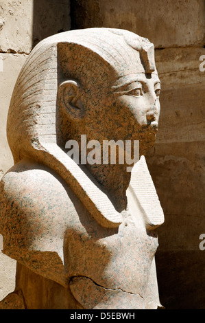 Luxor Ägypten. Thutmose III-Statue in der Nähe der sechste Pylon auf dem Tempel des Amun in Karnak. Stockfoto