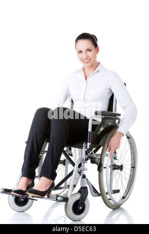 Attraktives Lächeln deaktiviert Geschäftsfrau sitzt in einem Rollstuhl, isoliert auf weiss Stockfoto