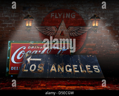 Die Straße nach Los Angeles - alte Kugel eingelocht und rostigen Autobahn unterzeichnen ein Coca Cola-Zeichen sowie ein fliegen ein Zeichen. Stockfoto