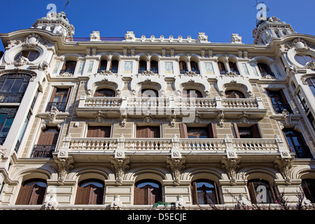 Reich verzierte Fassade eines alten Apartment Gebäude in Madrid, Spanien. Stockfoto