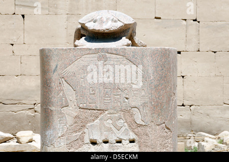 Luxor. Ägypten. Granitstatue ein Skarabäus-Käfer von Amenophis III, Khepri am Tempel des Amun in Karnak. Stockfoto