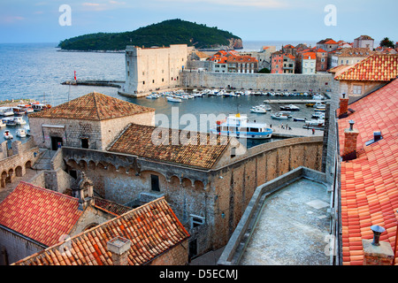 Die malerische Altstadt von Dubrovnik bei Sonnenuntergang in Kroatien, Kvarner Region. Stockfoto