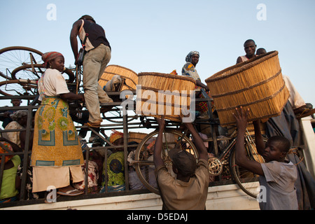 Ein Bus voller Menschen bereitet, Nandom, im Norden Ghanas, für die Reise in den Süden zu verlassen. Stockfoto