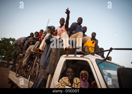 Ein Bus voller Menschen bereitet, Nandom, im Norden Ghanas, für die Reise in den Süden zu verlassen. Stockfoto