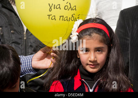 Athen, Griechenland, 30. März 2013. Einwanderer und Menschenrechtsorganisationen inszenieren eine Demonstration über die Koalitionsregierung will ein Gesetz verweigern Staatsbürgerschaft für Kinder Leben in Griechenland eingewanderten Eltern geboren zu protestieren. Demonstranten riefen Slogans Staatsbürgerschaft beantragt und marschierten zum Syntagma-Platz, wo das griechische Parlament befindet.  Bildnachweis: Nikolas Georgiou / Alamy Live News Stockfoto