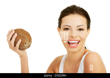 Schöne Frau mit Kokosnuss in Händen auf weißem Hintergrund Stockfoto