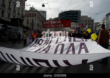 Athen, Griechenland, 30. März 2013. Einwanderer und Menschenrechtsorganisationen inszenieren eine Demonstration über die Koalitionsregierung will ein Gesetz verweigern Staatsbürgerschaft für Kinder Leben in Griechenland eingewanderten Eltern geboren zu protestieren. Demonstranten riefen Slogans Staatsbürgerschaft beantragt und marschierten zum Syntagma-Platz, wo das griechische Parlament befindet.  Bildnachweis: Nikolas Georgiou / Alamy Live News Stockfoto