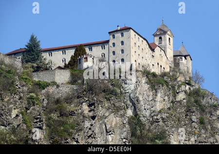 Saben Abbey oberhalb der Stadt Chiusa (Klausen), Italien. Stockfoto