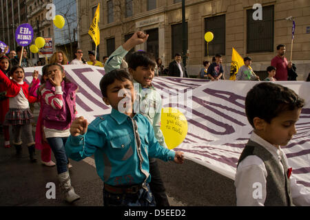 Athen, Griechenland, 30. März 2013. Einwanderer und Menschenrechtsorganisationen inszenieren eine Demonstration über die Koalitionsregierung will ein Gesetz verweigern Staatsbürgerschaft für Kinder Leben in Griechenland eingewanderten Eltern geboren zu protestieren. Demonstranten riefen Slogans Staatsbürgerschaft beantragt und marschierten zum Syntagma-Platz, wo das griechische Parlament befindet.  Bildnachweis: Nikolas Georgiou / Alamy Live News Stockfoto