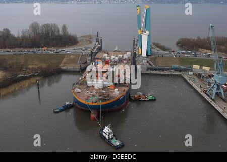 Neues Schiff "Aeolus" verlässt die Este-Sperrwerk in Richtung der Elbe in Hamburg, Deutschland, 30. März 2013. Diese erste Installation Schiff in Deutschland gebaut sollte dieser Sommer Van Oord Unternehmen zugestellt. FOTO: MARKUS SCHOLZ Stockfoto