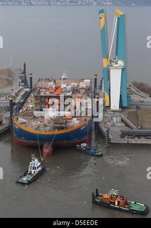 Neues Schiff "Aeolus" verlässt die Este-Sperrwerk in Richtung der Elbe in Hamburg, Deutschland, 30. März 2013. Diese erste Installation Schiff in Deutschland gebaut sollte dieser Sommer Van Oord Unternehmen zugestellt. FOTO: MARKUS SCHOLZ Stockfoto