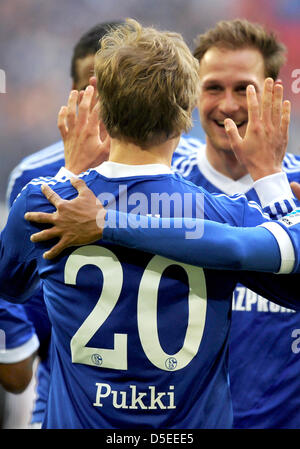 Schalke Benedikt Höwedes (R) Gratulates Teemu Pukki für sein 3: 0-Tor in der Bundesliga Spiel FC Schalke 04 Vs TSG Hoffenheim in der Veltins-Arena in Gelsenkirchen, Deutschland, 30. März 2013.   Foto: DANIEL NAUPOLD (Achtung: EMBARGO Bedingungen! Die DFL ermöglicht die weitere Nutzung der nur bis zu 15 Bilder (keine Sequntial Bilder oder Video-ähnliche Reihe der Bilder erlaubt) über das Internet und Online-Medien während des Spiels (einschließlich Halbzeit), im Stadion oder vor dem Start des Spiels entnommen. Die DFL erlaubt die uneingeschränkte Übertragung von digitalisierten Aufnahmen Stockfoto