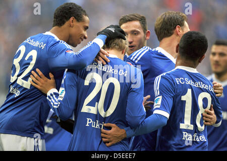 Schalke Joel Matip (L-R), Teemu Pukki, Marco Höger, Benedikt Höwedes und Raffael feiern das 3: 0-Ziel während der Bundesliga Spiel FC Schalke 04 Vs TSG Hoffenheim in der Veltins-Arena in Gelsenkirchen, Deutschland, 30. März 2013.   Foto: DANIEL NAUPOLD (Achtung: EMBARGO Bedingungen! Die DFL ermöglicht die weitere Nutzung der nur bis zu 15 Bilder (keine Sequntial Bilder oder Video-ähnliche Reihe der Bilder erlaubt) über das Internet und Online-Medien während des Spiels (einschließlich Halbzeit), im Stadion oder vor dem Start des Spiels entnommen. Die DFL erlaubt die uneingeschränkte t Stockfoto